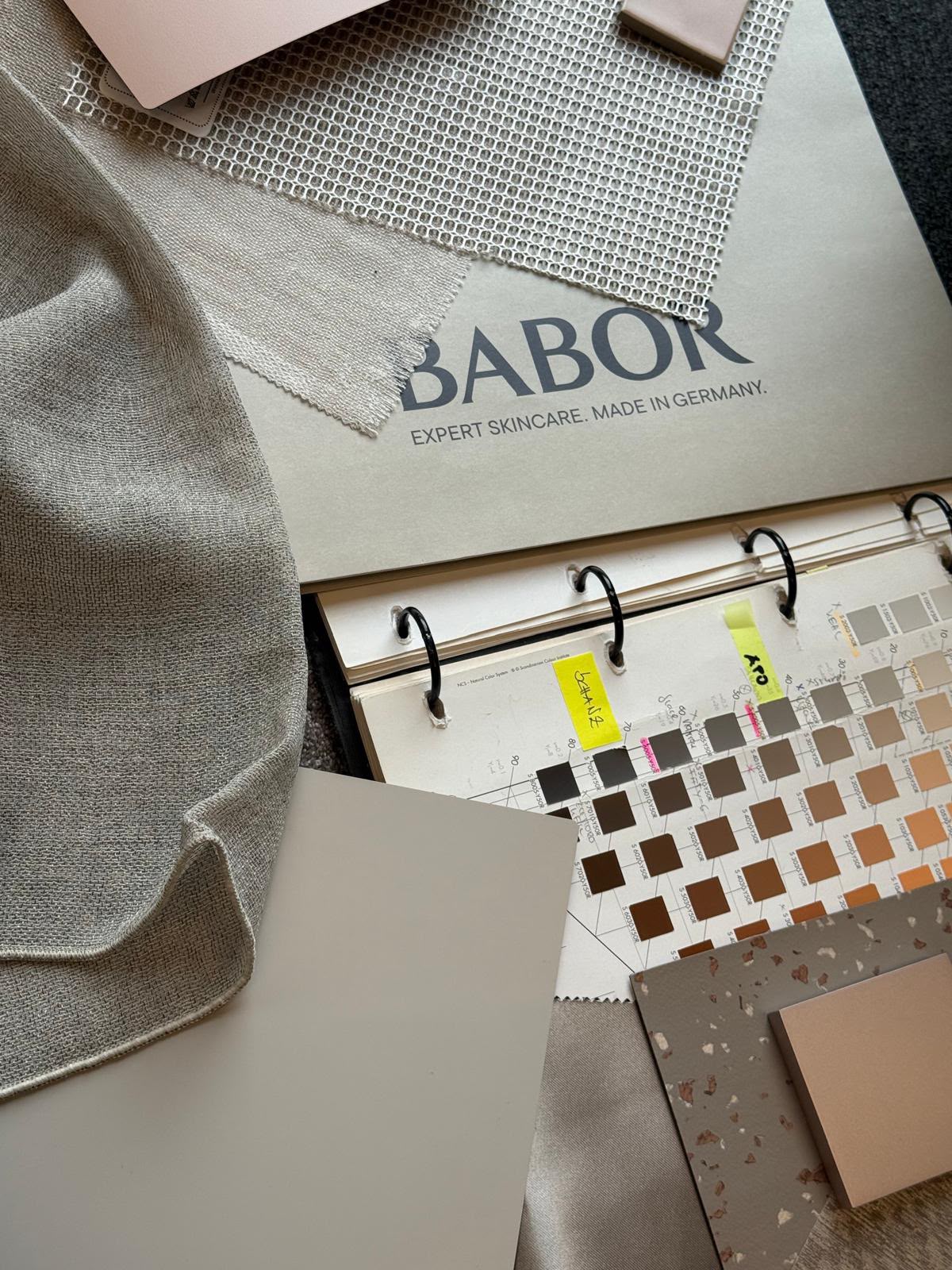 Materialmuster: Stoffe, Terrazzo und Farbfächer für das neue Institut