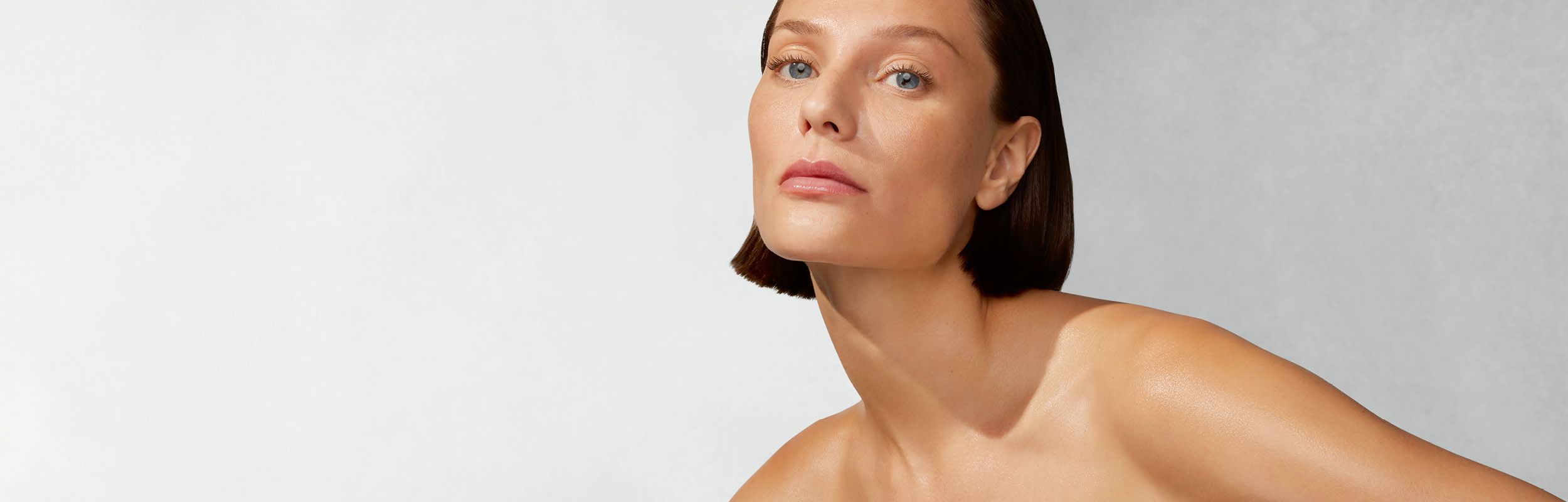 Frau mit nackten Schultern blickt frontal