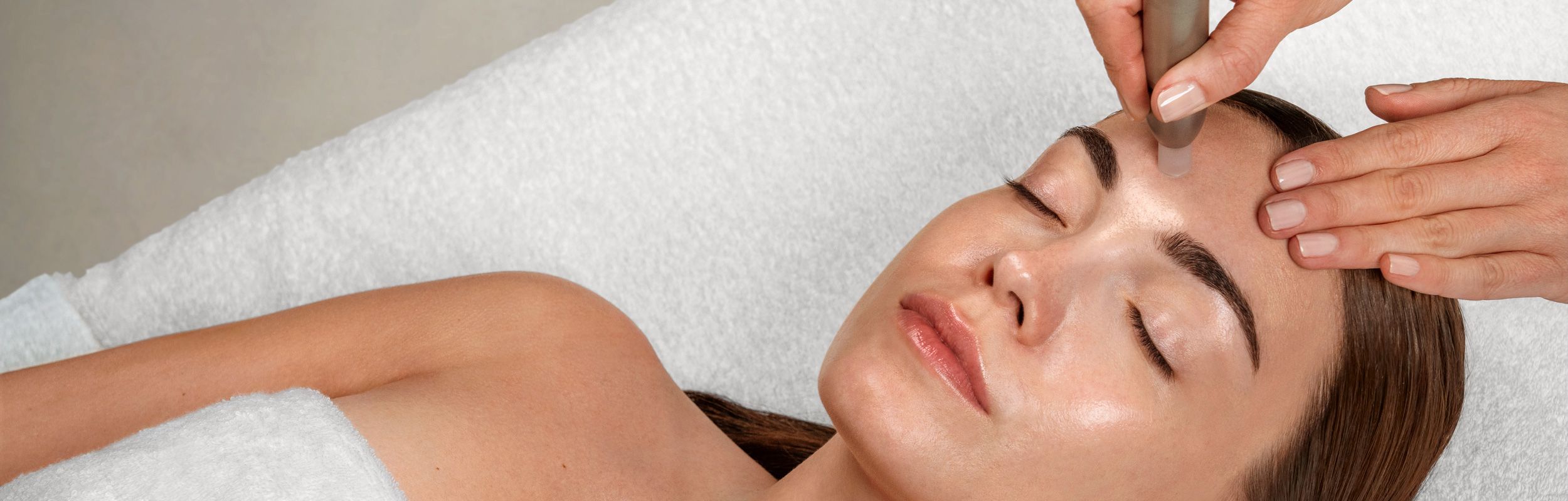 Kosmetische Behandlung mit Microdermabrasion-Gerät