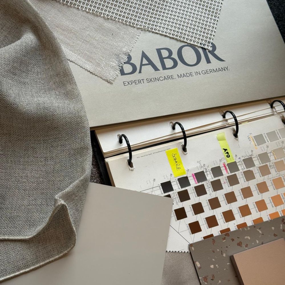 Materialmuster: Stoffe, Terrazzo und Farbfächer für das neue Institut